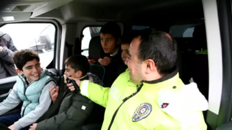 Muş'ta Polisler Çocuklar İçin Sahada: Trafik Eğitimi ve Eğlence Bir Arada