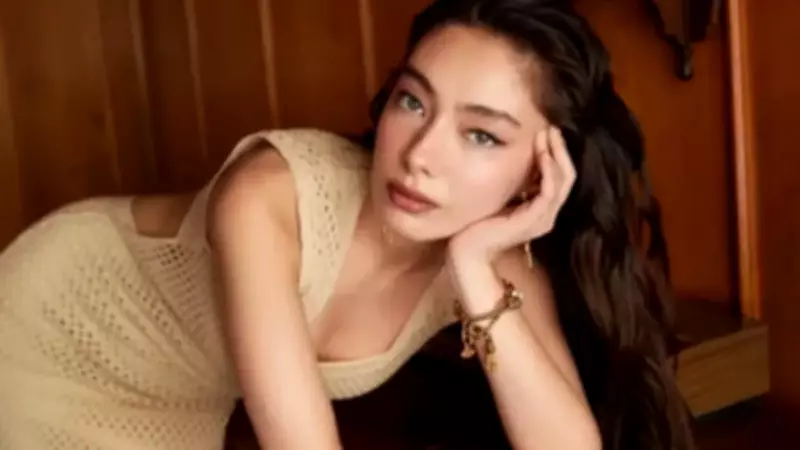 Neslihan Atagül'ün Ayna Poza Beğeni Yağmuru! Ünlü Oyuncu Sosyal Medyayı Salladı