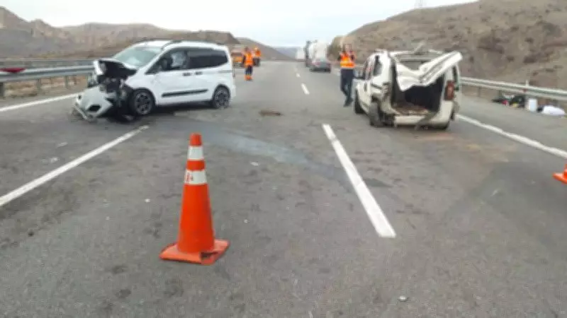 Niğde'de İki Hafif Ticari Aracın Çarpıştığı Kazada 1 Çocuk Hayatını Kaybetti, 7 Kişi Yaralandı