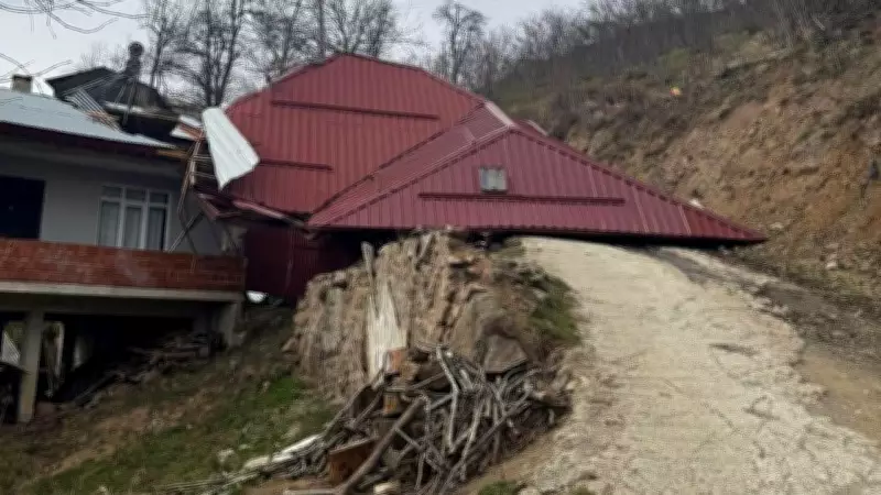 Ordu'da Şiddetli Fırtına: Evlerin Çatıları Uçtu, Elektrikler Kesildi