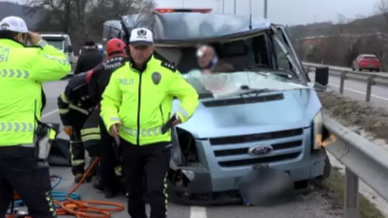 Çorum'da Minibüs TIR'a Arkadan Çarptı: 1 Kişi Hayatını Kaybetti, 2 Kişi Ağır Yaralandı