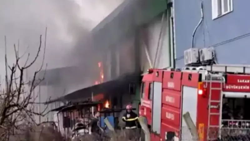 Pamukova'da Soğuk Hava Deposunda Çıkan Yangın İtfaiye Ekiplerince Söndürüldü