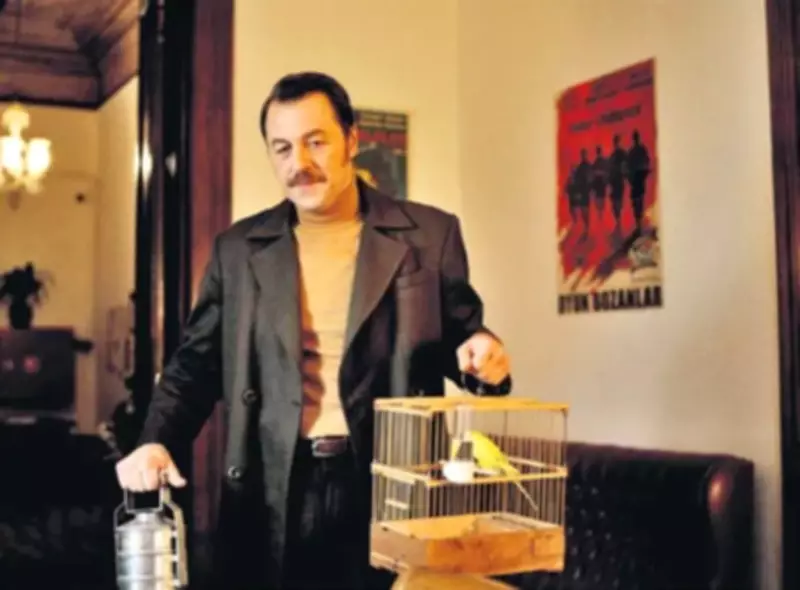 Parçalı Yıllar: Yeşilçam'ın Erotik Komedi Çılgınlığında Bir Oyuncunun Mecburiyet Sınavı