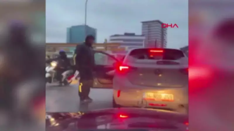 Pendik'te Yol Verme Kavgası: Motokurye Otomobil Sürücüsünü İndirmeye Çalıştı