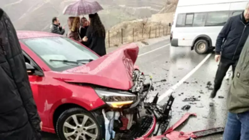 Pervari'de Öğrenci Servisi ile Otomobil Kafa Kafaya Çarpıştı: 6 Yaralı