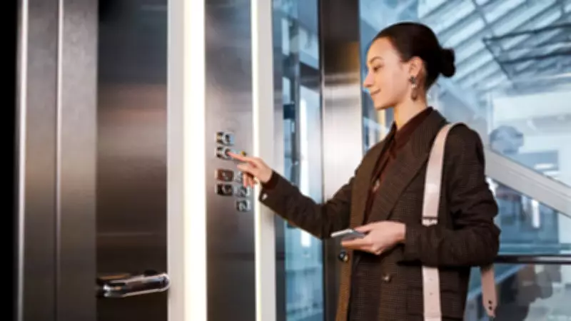 Psikologlar Açıkladı: Asansördeki Bu Refleks Gizli Yeteneğinizi Gösteriyor