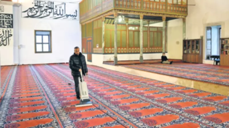 Ramazan'a Hazırlık: Camiler Gül Suyuyla Yıkandı, Minarelere Mahya Kuruldu