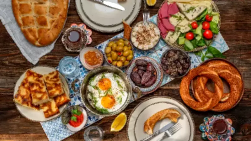 Ramazan'da Lüks İftar ve Sahur Fiyatları Tırmanışta: 6.200 TL'ye Ulaştı