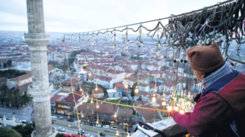 Ramazan'ın Geleneksel Süsü Mahyalar Selatin Camilerinde Işıklandı