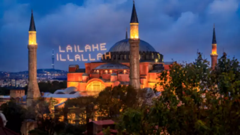 Ramazan'ın Gökyüzündeki Işıklı Mirası: Mahya Sanatının Tarihi ve Önemi