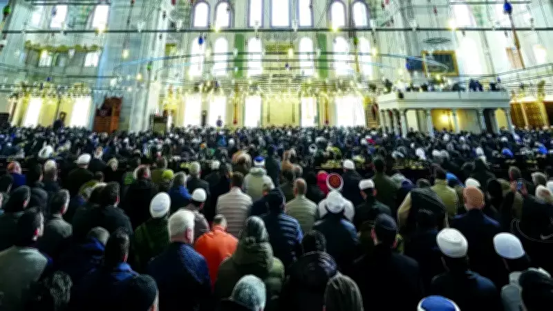 Ramazan'ın İlk Cumasında Camiler Doldu Taştı, İstanbul ve Anadolu'da Yoğun Katılım