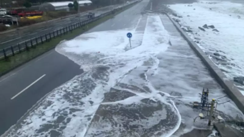 Rize'de Fırtına Sahil Yolunu Vurdu: Dalgalar Kayalıkları Aştı, Ulaşım Aksamaları Yaşandı
