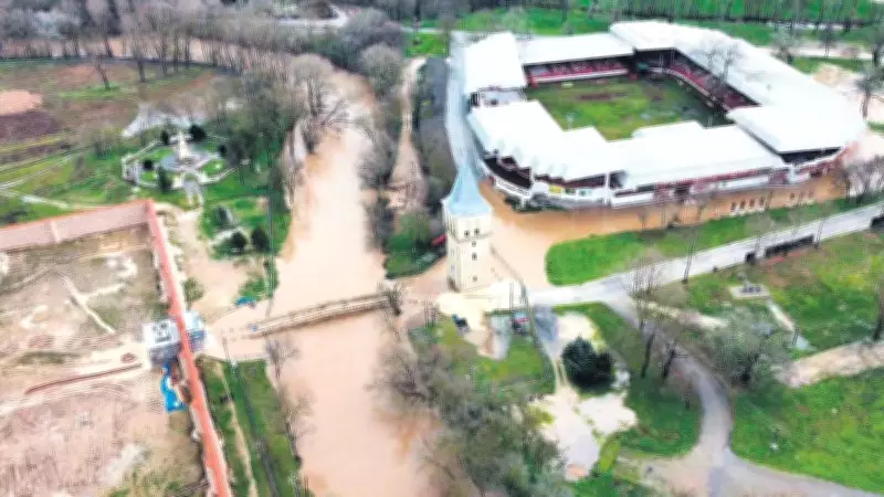 Sağanak ve Sel Felaketi: Meydanlar Sular Altında, Yollar Çöktü