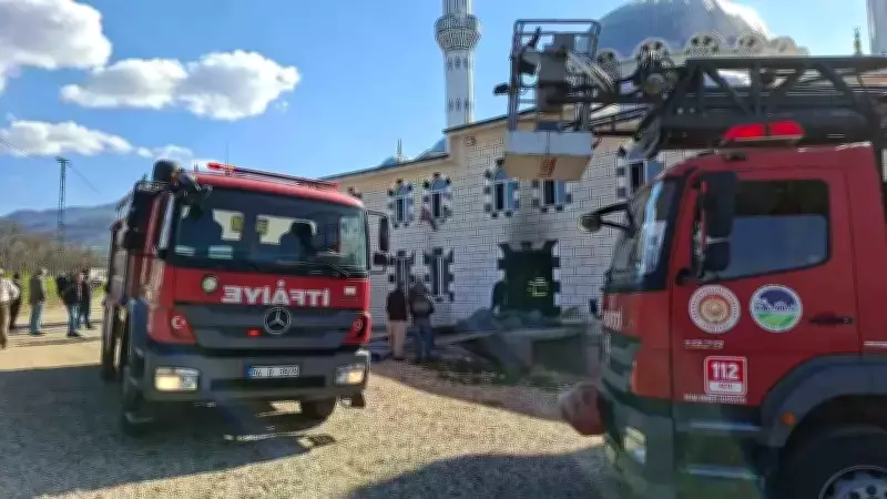 Sakarya Akyazı'da Yeni Açılan Cami Yangını Kontrol Altına Alındı