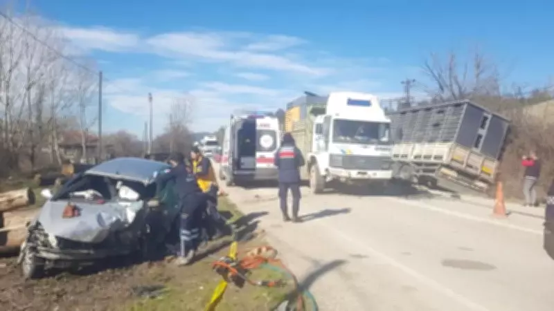Sakarya'da Feci Kaza: TIR ile Otomobil Kafa Kafaya Çarpıştı, 1 Kişi Hayatını Kaybetti