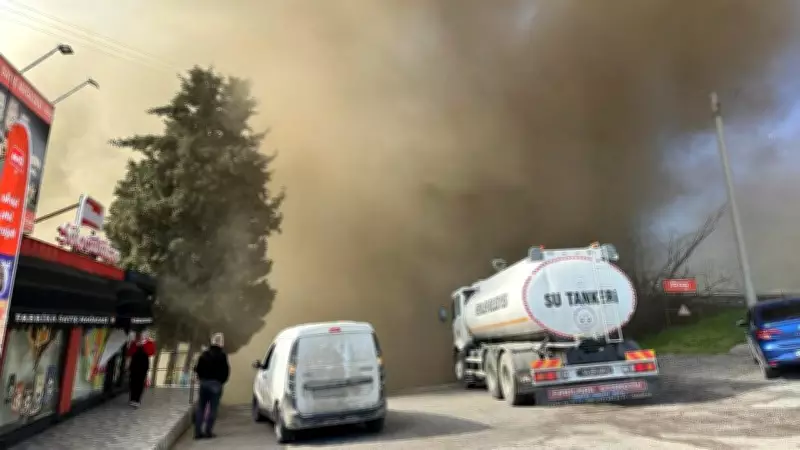 Sakarya'da Gıda Fabrikasında Çıkan Yangın D-100 Karayolunu Dumanla Kapladı