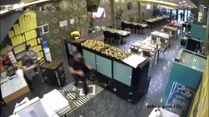 Sakarya'da Kebap Salonunda Çöken Tavan, Personeli Saniyelerle Vurmaktan Kurtardı