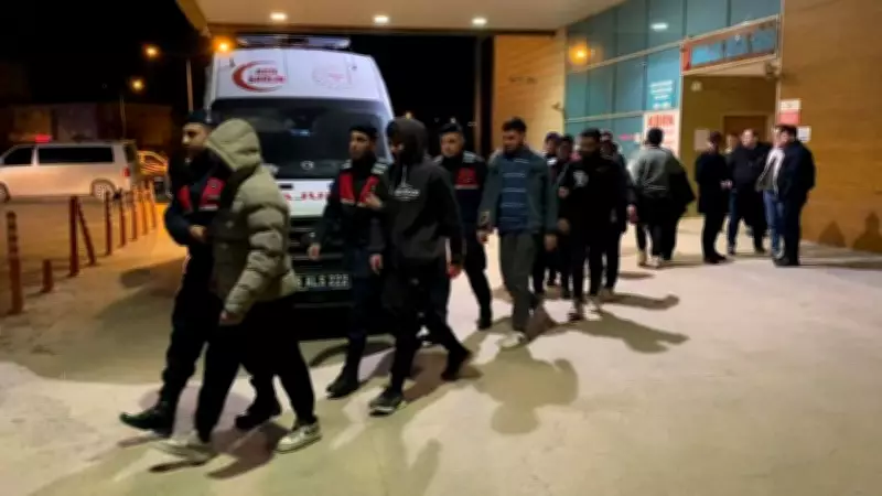 Sakarya'da Minibüsün Kasasında 20 Düzensiz Göçmen Yakalandı: 2 Tutuklama