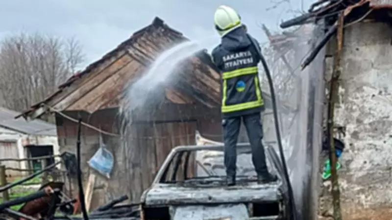 Sakarya'da Park Halindeki Araçta Çıkan Yangın Eve Sıçradı: Maddi Hasar Oluştu
