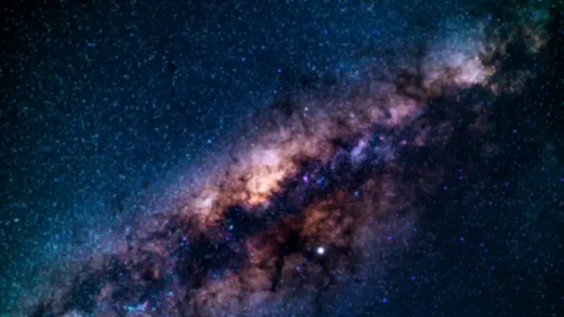 Samanyolu'nun Kalbindeki Gizem: Karadelik mi, Karanlık Madde Topağı mı?