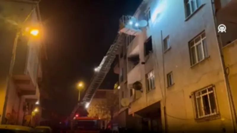 Sancaktepe'de Apartman Dairesinde Çıkan Yangın Kontrol Altına Alındı, Bir Kişi Ağır Yaralı