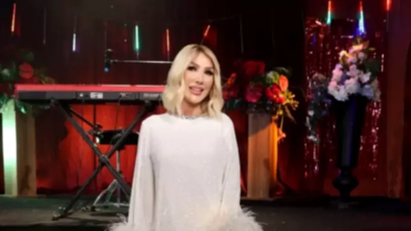 Seda Sayan'dan New York Çıkarması: İkonik Valiz Önünde Sosyal Medyayı Salladı!