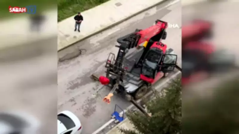 Sevgililer Günü'nü Unutan Kepçe Operatörü, İş Makinesiyle Balkona Gül Uzattı
