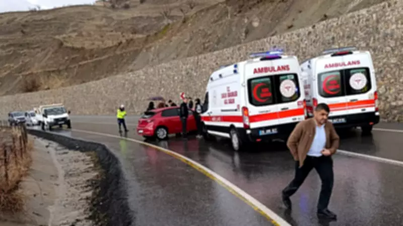 Siirt'te Öğrenci Servisi ile Otomobil Çarpıştı: 12 Yaralı