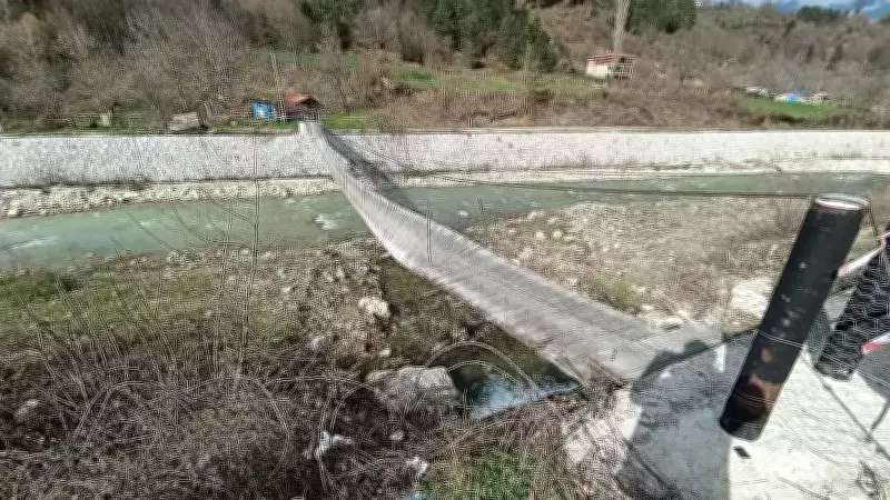 Sinop'ta Asma Köprüde Yaşanan Kaza: İki Kişi Çaya Düştü, Tedavi Altına Alındı