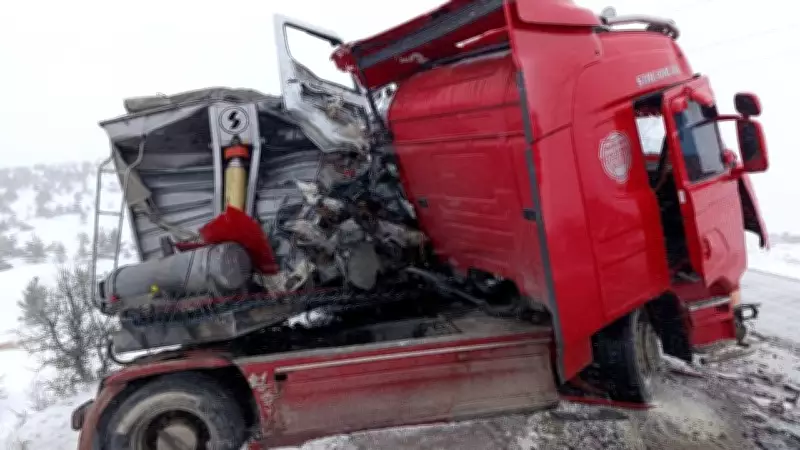 Sivas'ta İki TIR Çarpıştı: 1 Kişi Hayatını Kaybetti, 2 Kişi Yaralandı