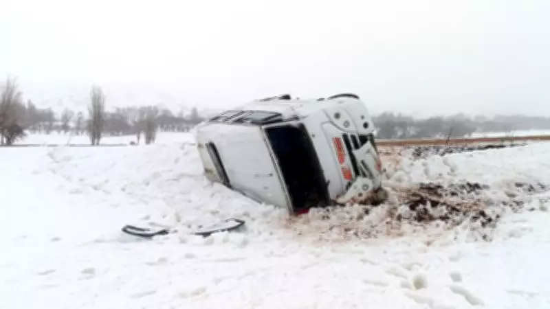 Sivas'ta Öğrenci Servisi Kar ve Buzlanma Nedeniyle Devrildi: 9 Öğrenci Yaralandı