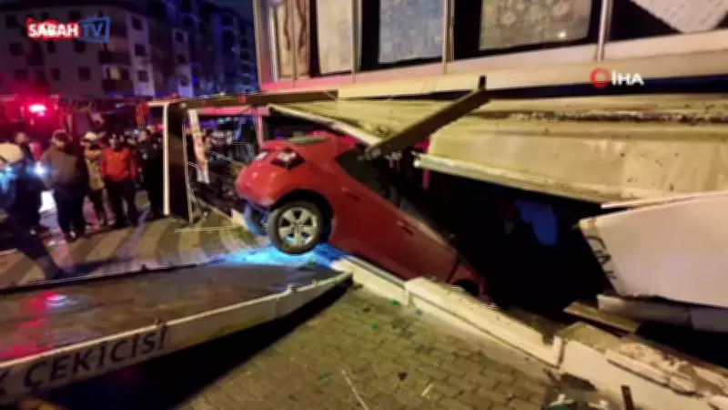 Üsküdar'da Kontrolden Çıkan Otomobil İş Yerine Daldı: Sürücü Yaralandı