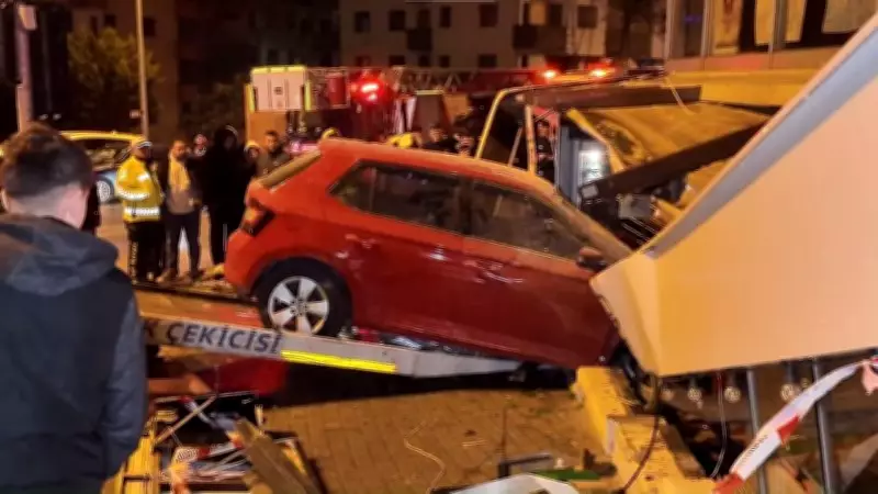 Üsküdar'da Korkunç Kaza: Otomobil Direksiyon Hakimiyetini Kaybederek Börekçiye Uçtu