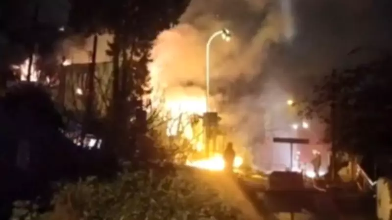 Üsküdar'da Metruk Bina Alev Alev Yandı: İtfaiye Müdahalesiyle Kontrol Altına Alındı