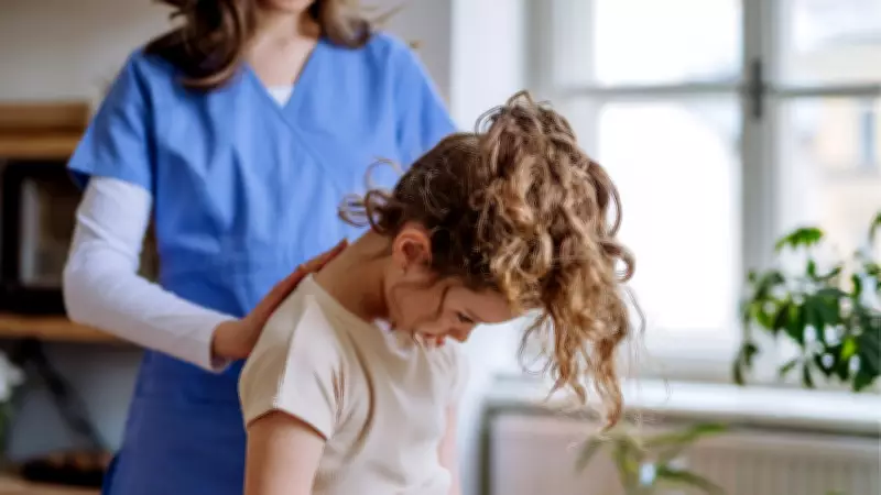 Skolyoz Alarmı: Dijital Cihazlar Eğriliği İlerletiyor, Aileler Geç Fark Ediyor