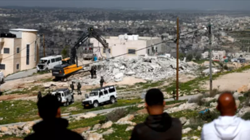 İsrailli Milletvekili ve Yerleşimcilerden Batı Şeria'da Okul Baskını