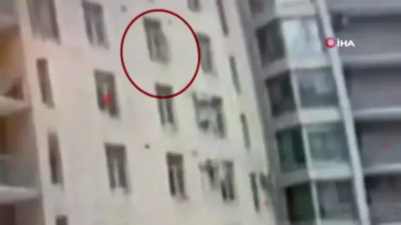 St. Petersburg'da 7. Kattan Düşen Çocuğu Apartman Görevlisi Havada Yakaladı