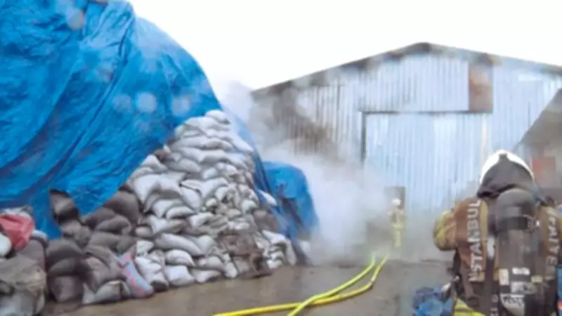 İstanbul Eyüpsultan'da Kömür Fabrikası Yangını Üç İş Yerini Kül Etti