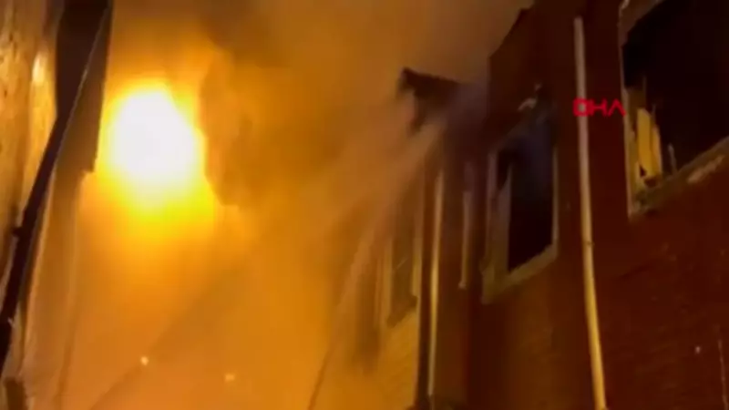 İstanbul Fatih'te Metruk Binada Çıkan Yangın Ahşap Bitişiğe Sıçradı, Kurtarılan Kediye Oksijen Verildi
