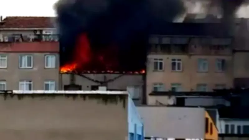 İstanbul Zeytinburnu'nda Çatı Katında Çıkan Yangın Kısa Sürede Kontrol Altına Alındı