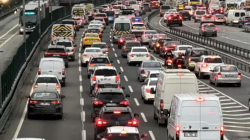 İstanbul'da Akşam Trafiği Yüzde 80'e Ulaştı: Kazalar ve Çalışmalar Yoğunluğu Tetikledi