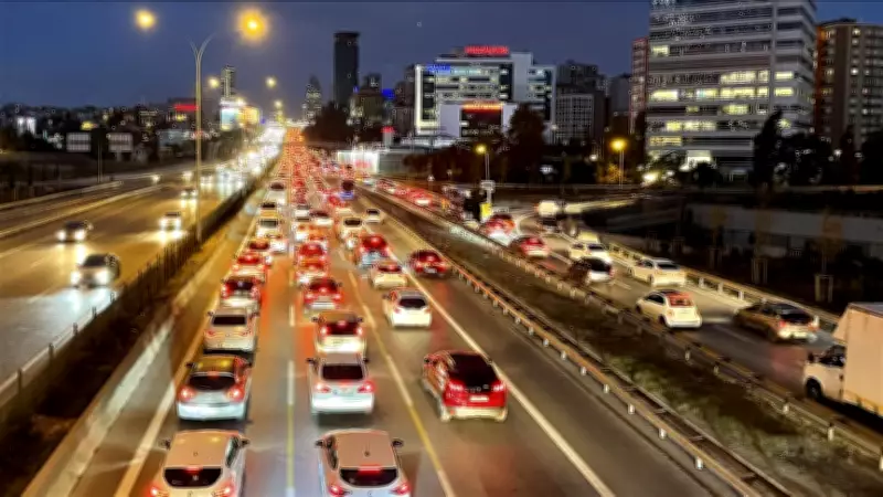 İstanbul'da Akşam Trafiği Yüzde 90'a Çıktı: Ana Arterler Felç Oldu