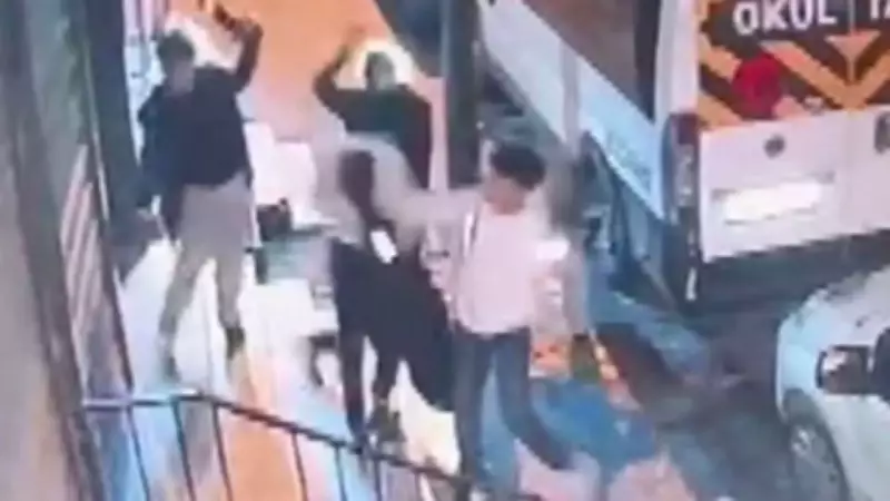 İstanbul'da Apartman Önünde Bıçaklı ve Satırlı Saldırı: 5 Şüpheli Gözaltında