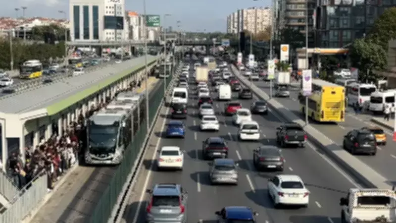 İstanbul'da Cuma Akşamı Trafik Yoğunluğu Yüzde 85'e Ulaştı