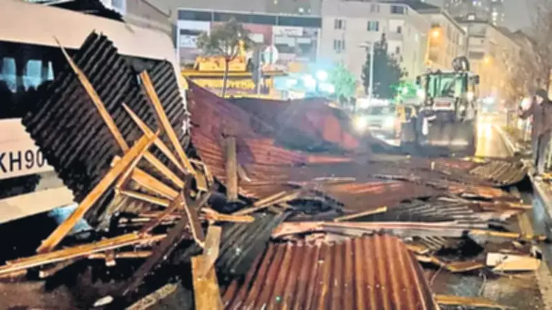 İstanbul'da Fırtına: Çatılar Uçtu, Araçlar ve Ağaçlar Devrildi