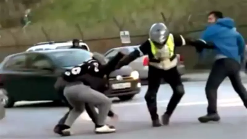 İstanbul'da İftar Öncesi AVM Otoparkında Tekmeli Tokatlı Kavga Yaşandı