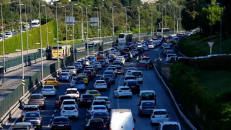 İstanbul'da İftar Trafiği: Yoğunluk Yüzde 85'e Ulaştı, Köprülerde Araçlar Güçlükle İlerliyor