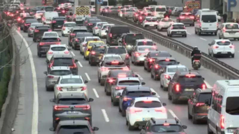 İstanbul'da Haftanın İlk Gününde Trafik Yoğunluğu Yüzde 63'e Ulaştı