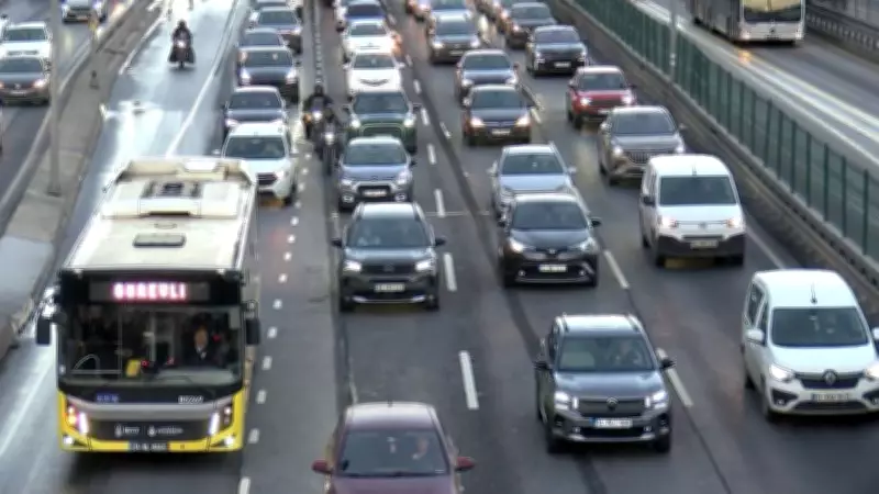 İstanbul'da Haftanın İlk İş Gününde Trafik Yoğunluğu Yüzde 80'e Ulaştı
