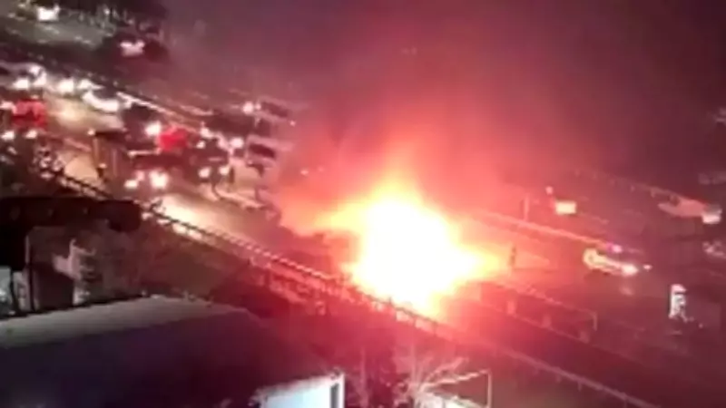 İstanbul'da Hareket Halindeki TIR Alev Alev Yanarak Kullanılmaz Hale Geldi